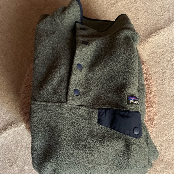 Very lightly used Patagonia pullover - Picture 2 of 2